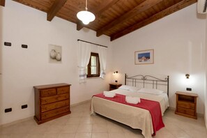 2 Schlafzimmer, Reisekinderbett