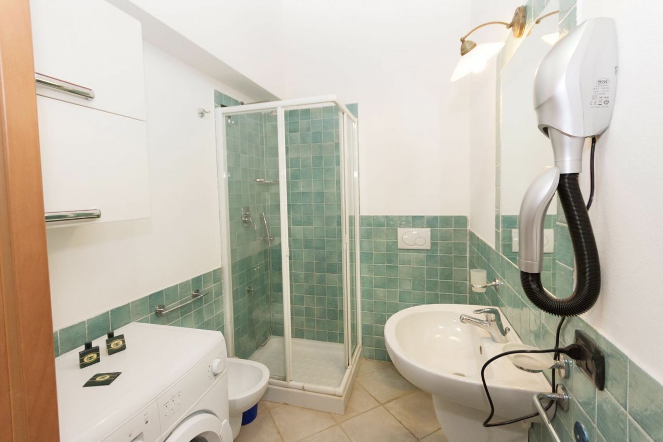 Shower, bidet, towels