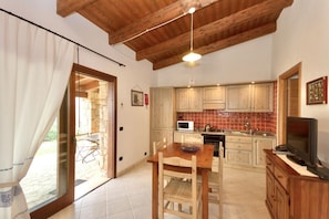 Fridge, microwave, stovetop - This elegant 40 sq m one bedroom apartment for two people, at ground floor.Comprises a living room with little kitchen, a double bedroom and bathroom with shower.A lovely private outdoor space, furnished with a table and chairs, offers a relaxing spot in (Alghero)