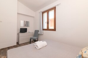 6 bedrooms, WiFi, bed sheets