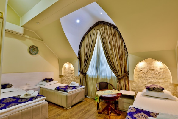 Tripla Classic, vista città | Una scrivania, postazione laptop, Wi-Fi gratuito