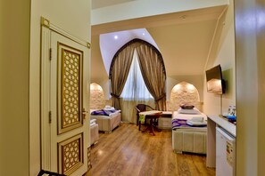 Habitación triple clásica, vista a la ciudad | Escritorio, espacio para trabajar con laptop y wifi gratis