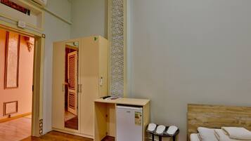 Desk, laptop workspace, free WiFi