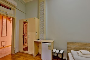 Phòng 3 Economy | Bàn, khu vực làm việc phù hợp cho laptop