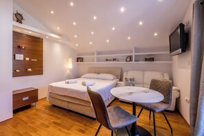 1 bedroom, iron/ironing board, bed sheets - Stay @ Bolotel studio SAVE 20 percent on Zlatnirat-bol com (Bol)
