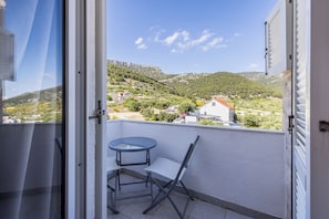 Outdoor dining - Stay @ Bolotel studio SAVE 20 percent on Zlatnirat-bol com (Bol)