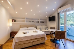 1 bedroom, iron/ironing board, bed sheets - Stay @ Bolotel studio SAVE 20 percent on Zlatnirat-bol com (Bol)