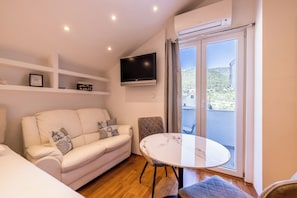 Living area - Stay @ Bolotel studio SAVE 20 percent on Zlatnirat-bol com (Bol)