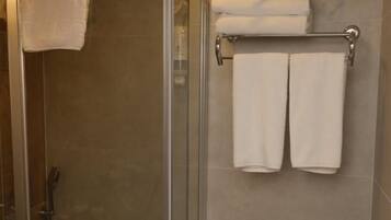 Standardzimmer | Badezimmer | Kostenlose Toilettenartikel, Haartrockner, Handtücher, Seife