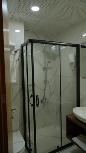 Quarto standard | Banheiro | Produtos de toalete grátis, secador de cabelo, toalhas de banho 