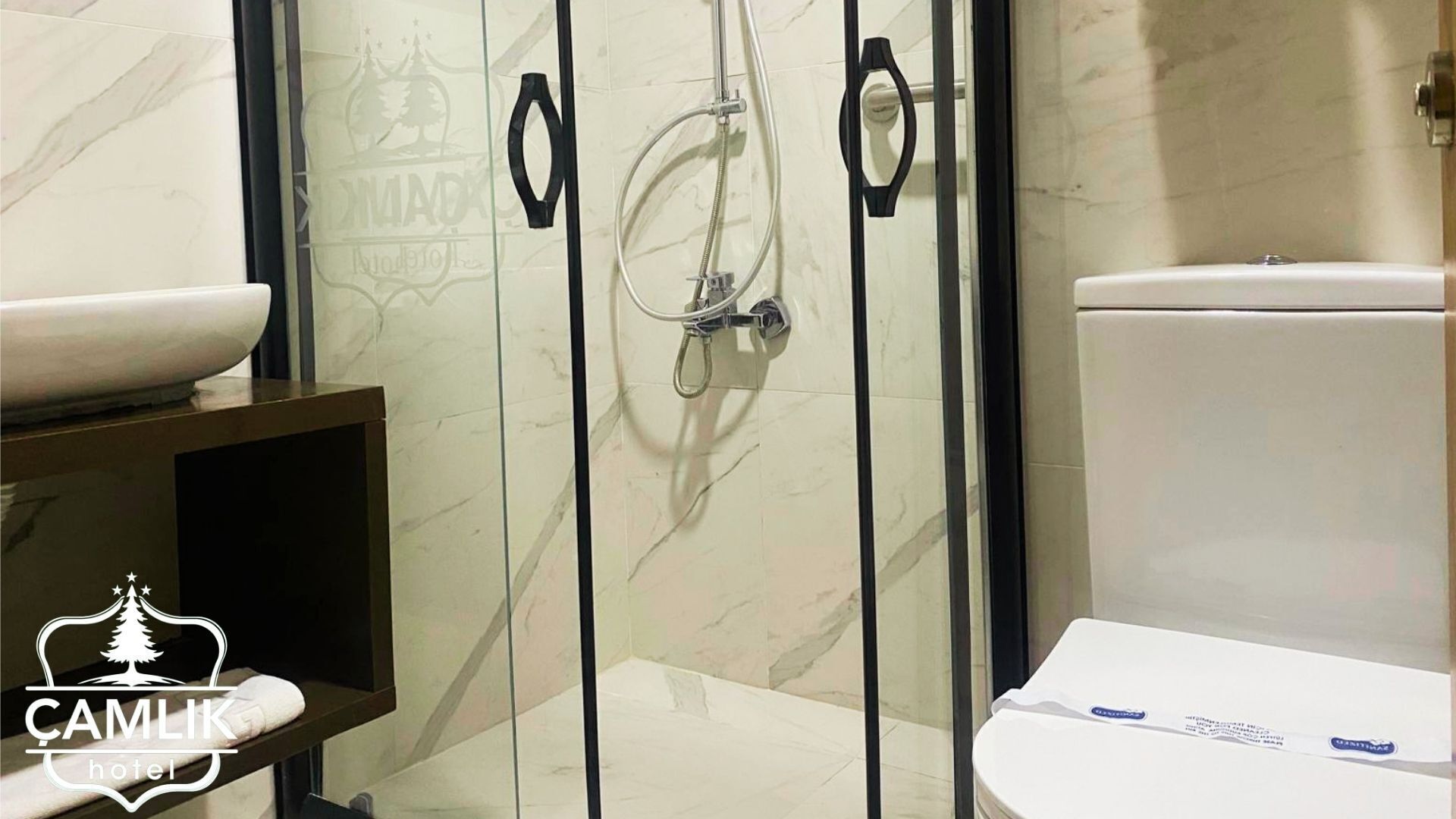 Standaard kamer | Badkamer | Gratis toiletartikelen, een haardroger, handdoeken, zeep