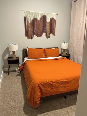 5 habitaciones, tabla de planchar con plancha, wifi y ropa de cama 