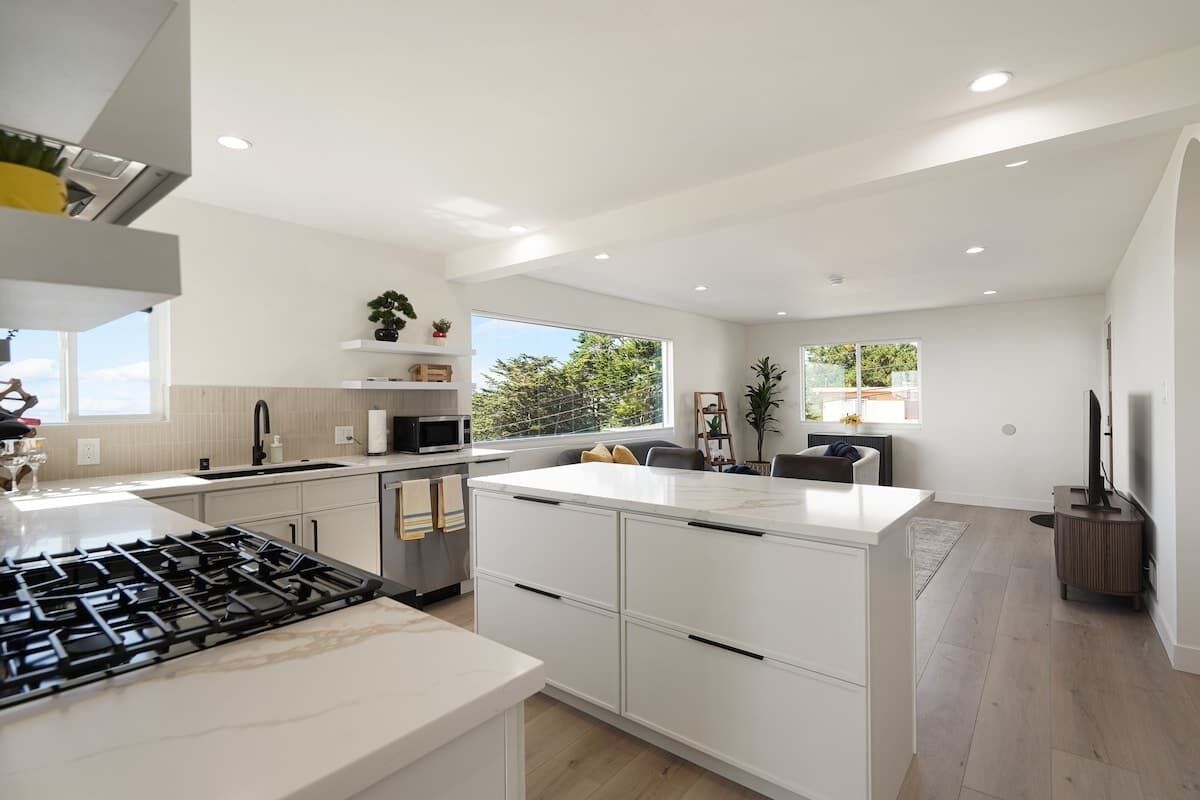 Jääkaappi, mikroaaltouuni, uuni, liesi