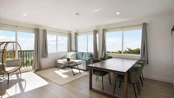 Televisie, een open haard en een kantoor