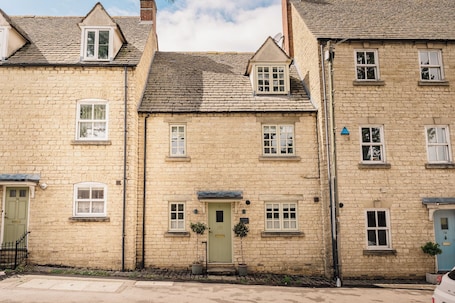 Front of property. Beautiful 3 BD Home in Chipping Norton