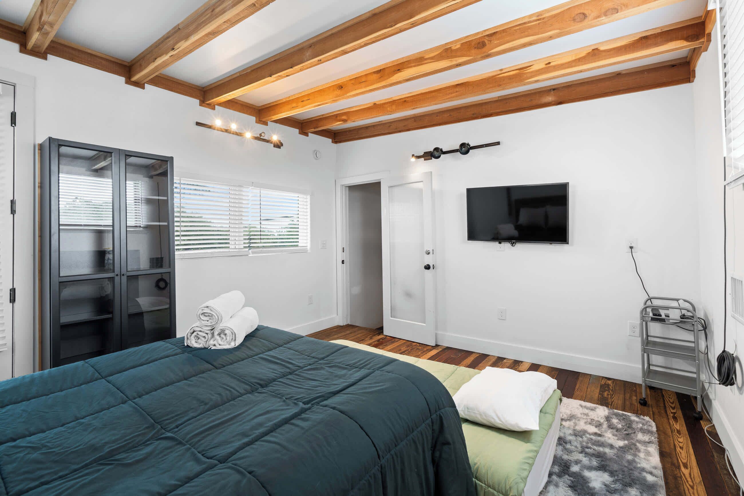 3 bedrooms, desk, iron/ironing board, free WiFi