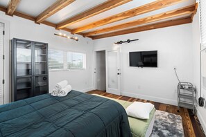 3 bedrooms, desk, iron/ironing board, free WiFi