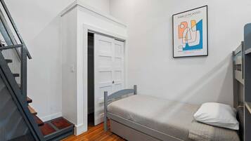 3 soverom, skrivebord, strykejern/-brett og wi-fi (inkludert)