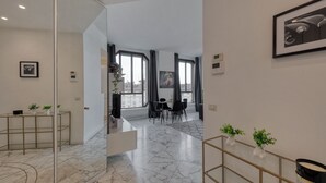 Een modern interieur met een eetgedeelte, marmeren vloeren en grote ramen.