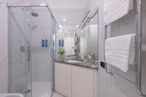 Suite Santo Stefano 2 | Baño | Ducha, secador de pelo, zapatillas y bidé
