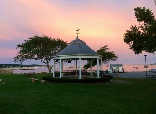 Peaceful cottage in quaint Mattapoisett beach community.