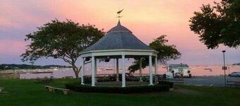Peaceful cottage in quaint Mattapoisett beach community.