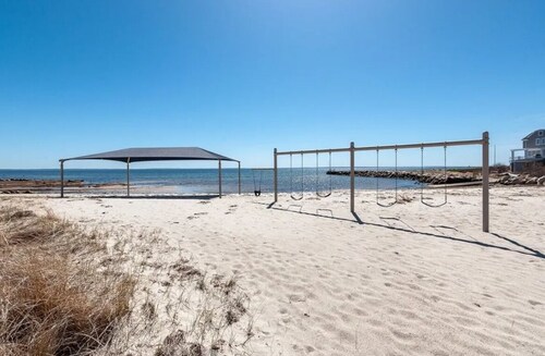 Peaceful cottage in quaint Mattapoisett beach community.