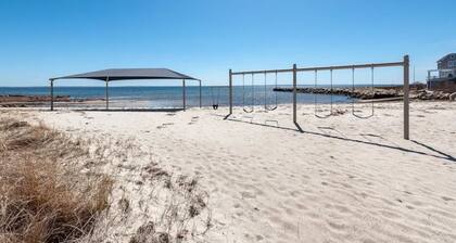 Peaceful cottage in quaint Mattapoisett beach community.