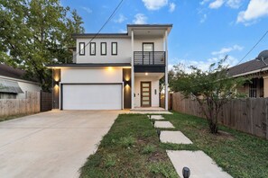 Exterior - Luxury 4BR w/ Firepit & Fenced Yard Near DT (Dallas)