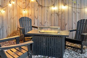 Property grounds - Luxury 4BR w/ Firepit & Fenced Yard Near DT (Dallas)