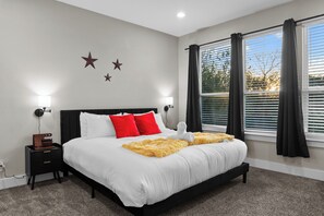 Iron/ironing board, WiFi, bed sheets - Luxury 4BR w/ Firepit & Fenced Yard Near DT (Dallas)