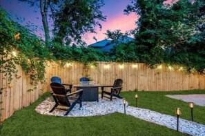 Property grounds - Luxury 4BR w/ Firepit & Fenced Yard Near DT (Dallas)