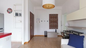 Departamento (1 Bedroom) | Área de sala de estar | Televisión de 32 pulgadas con canales por cable 