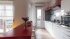 Appartement (1 Bedroom) | Privékeuken | Een oven, een espressoapparaat, een waterkoker, een eettafel