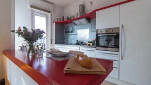 Apartament (1 Bedroom) | Cuina privada | Forn, cafetera exprés, bullidora elèctrica i una taula de menjador