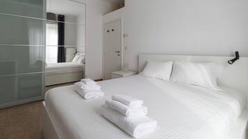 1 habitación, tabla de planchar con plancha y ropa de cama