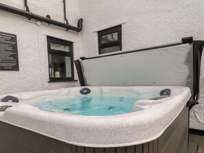 Outdoor spa tub - Brook House (Preston)