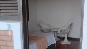A room with a bed, a small table, and two chairs. - Pousada Sol de Maria (Tibau do Sul)