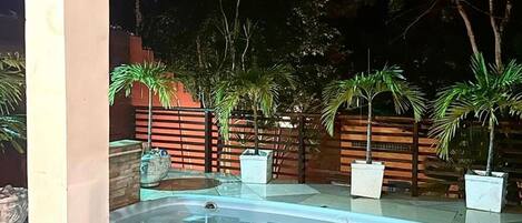 Una piscina al aire libre