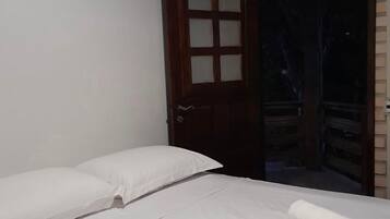 Chalé, sacada, vista para o jardim | Wi-Fi de cortesia