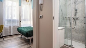 Dusche, Haartrockner, Bidet, Handtücher