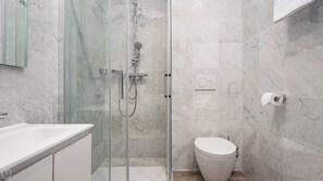 Douche, sèche-cheveux, bidet, serviettes fournies