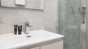 Dusche, Haartrockner, Bidet, Handtücher