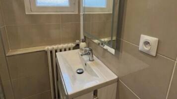 Een douche, een haardroger, handdoeken, zeep