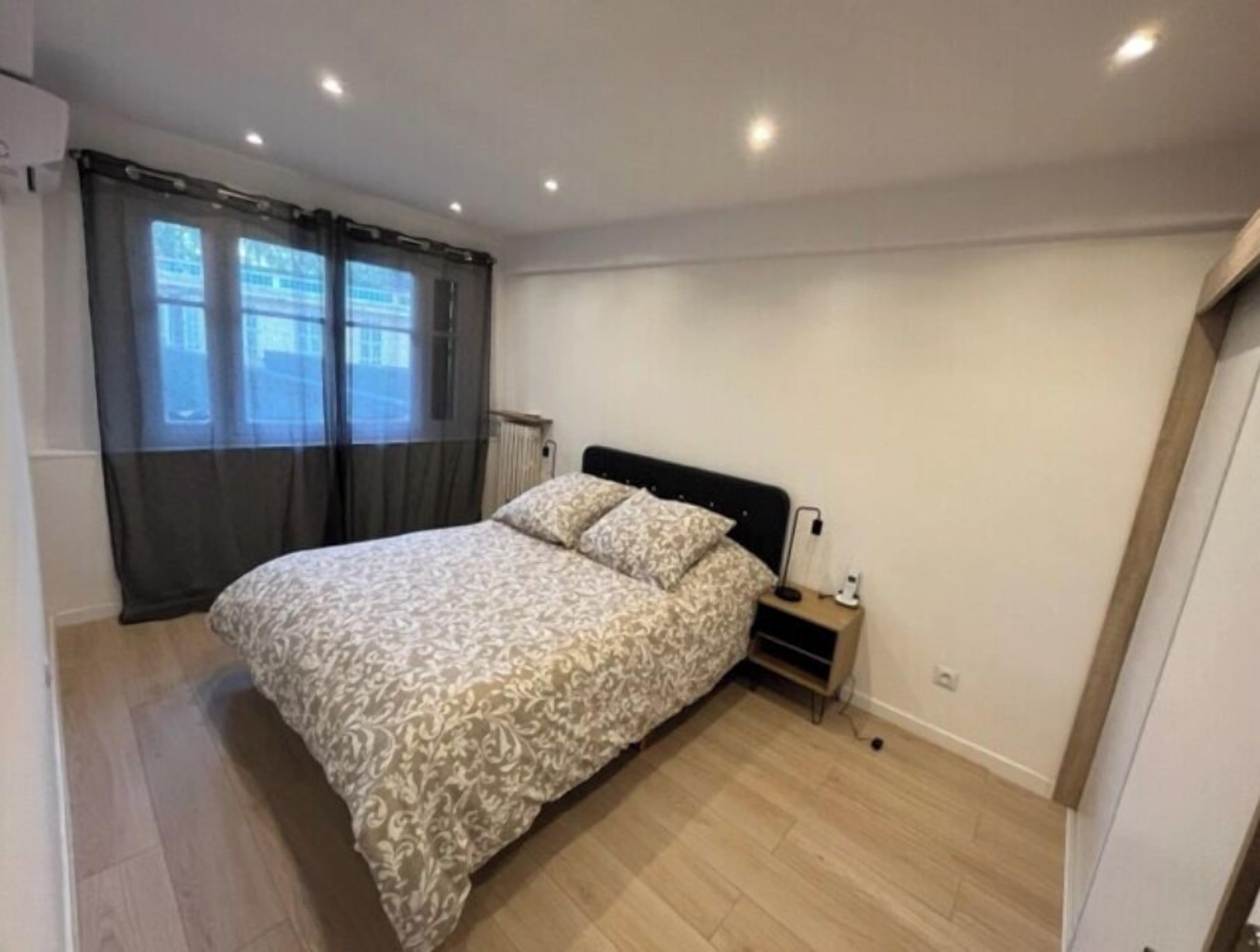 2 slaapkamers, een strijkplank/strijkijzer, internet, beddengoed