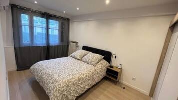 2 slaapkamers, een strijkplank/strijkijzer, internet, beddengoed