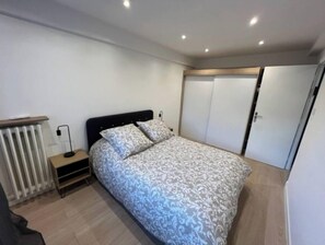 2 bedrooms, iron/ironing board, internet, bed sheets