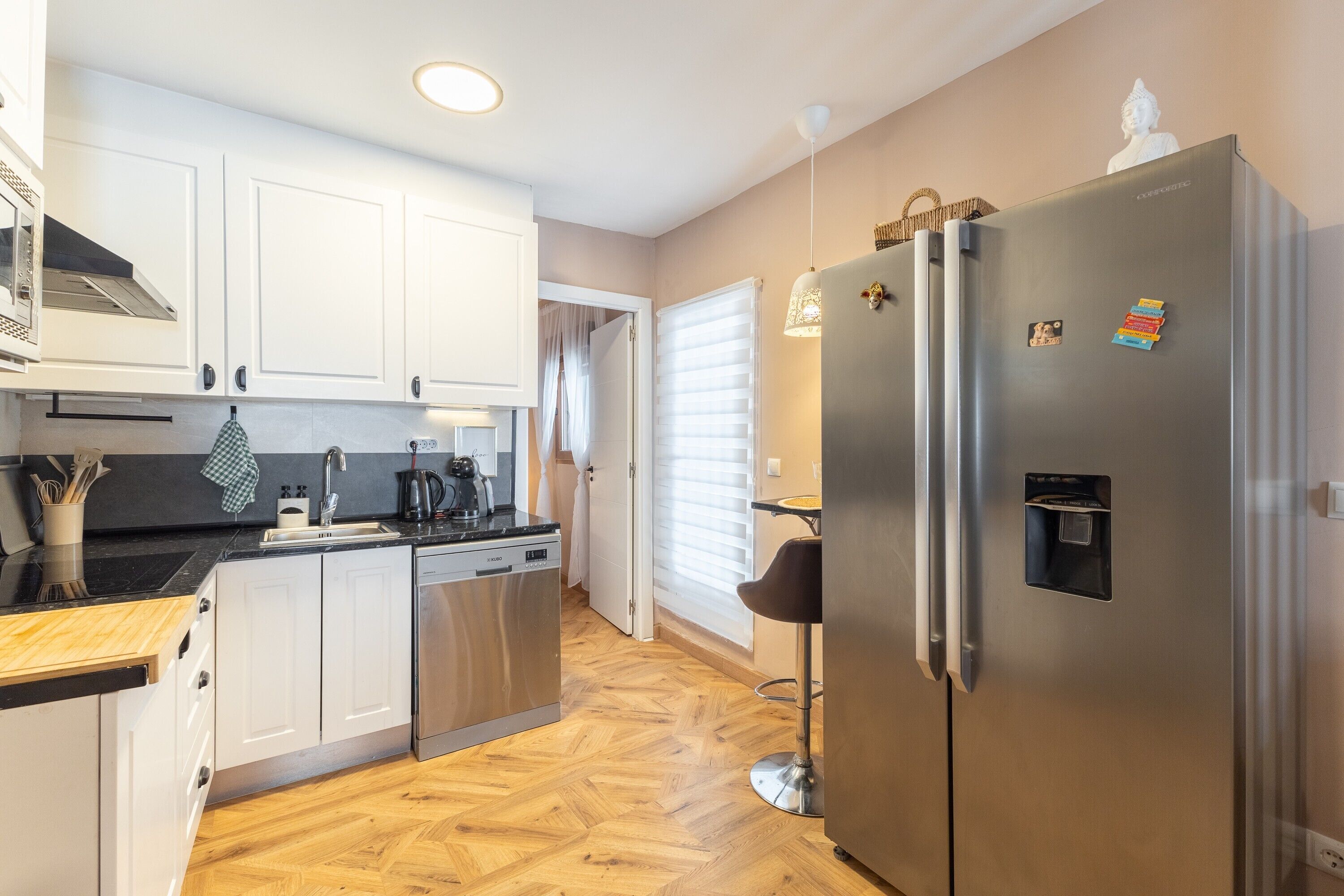 Frigorífico, microondas, placa de cocina y lavavajillas