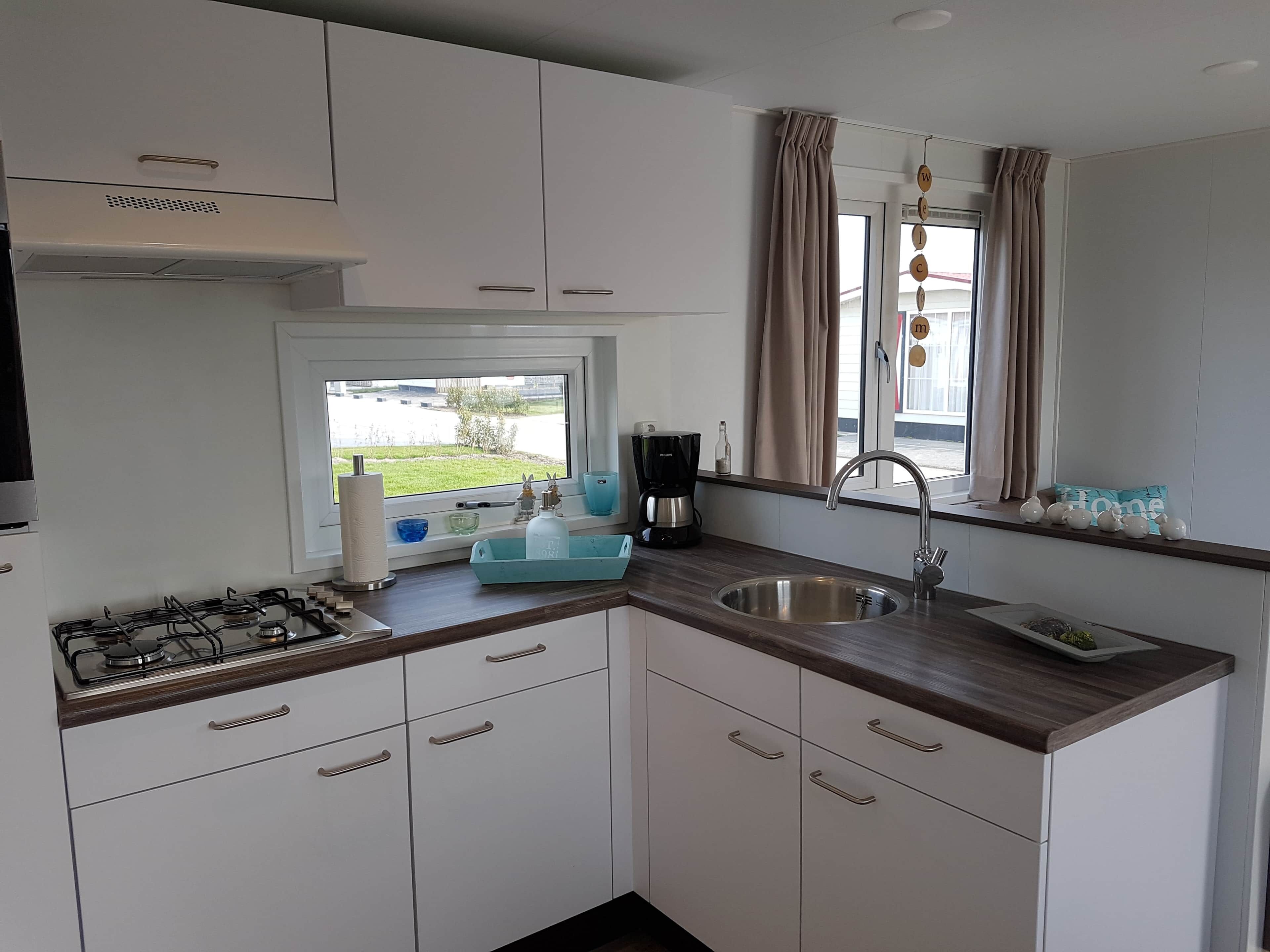 Een koelkast, een oven, een kookplaat, een waterkoker