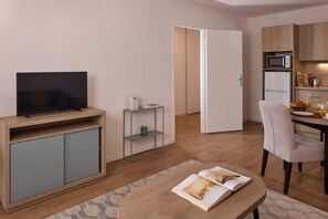 Suite | Woonruimte | Een 42-inch flatscreentelevisie met digitale zenders